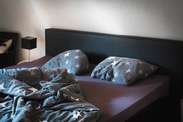 Уютная спальня — стоковое фото