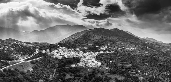 Casas en medio de montaña — Foto de Stock