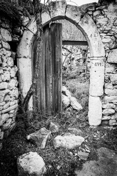 Puerta abierta de madera vieja —  Fotos de Stock