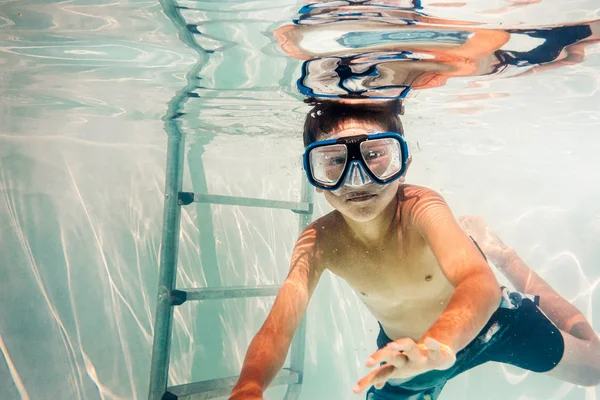 Niño nadando bajo el agua — Foto de Stock