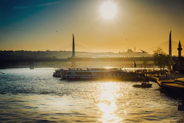 Vue du navire au port avec pont en arrière-plan — Photo