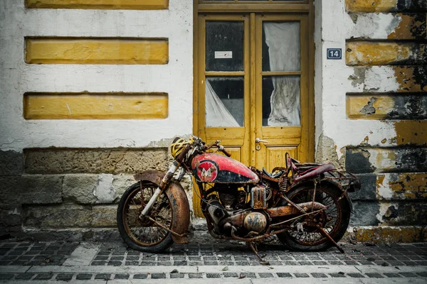 Velha moto enferrujada — Fotografia de Stock