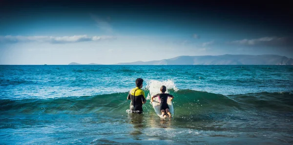 Niño surfeando en la isla mediterránea, Grecia — Foto de Stock
