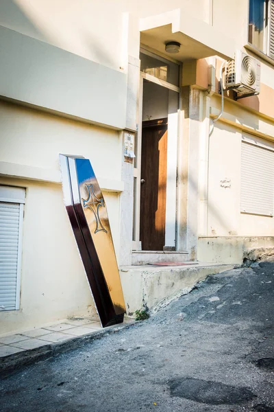 Coffin seen against the wall outside the building footpath, Gree — Stock Photo, Image