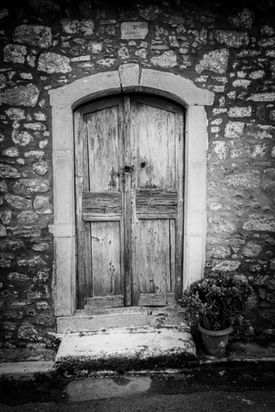 Porte fermée en bois sur mur de pierre — Photo