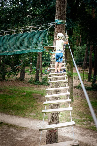 男孩在冒险绳公园 — 图库照片