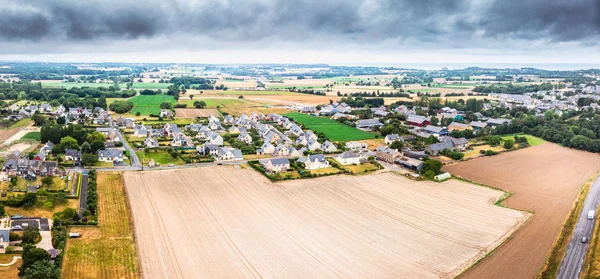 Cancale'de tarım alanı ve kasaba — Stok fotoğraf