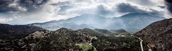 Montanhas contra o céu — Fotografia de Stock