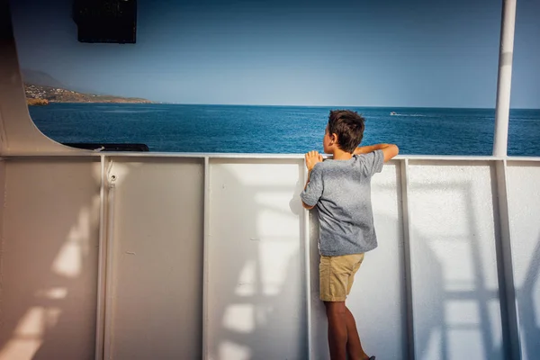 Jongen op een tour boot met uitzicht op de blauwe zee — Stockfoto