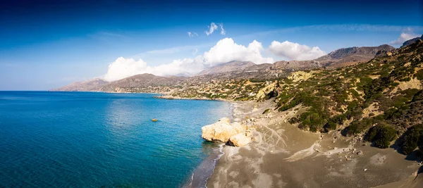 Seascape and mountain against sky — Stock Photo, Image