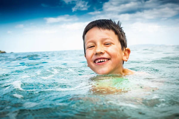 Porträt eines Jungen im Meer — Stockfoto