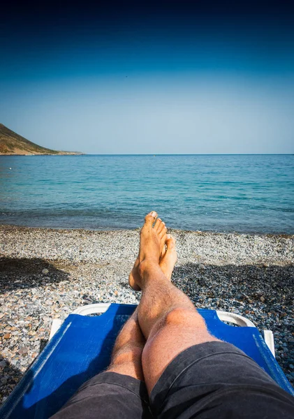 Man relaxing over lounge chair on Greek islands — Stock Photo, Image