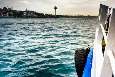 Arka planda şehir manzarası ile Deniz