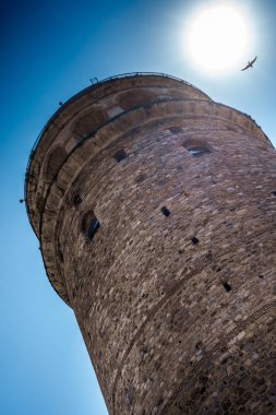 İstanbul'da Galata kulesinin üzerinde parlayan güneş