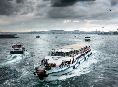 Denizde yelkenli gemi