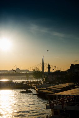 Arka planda köprü ile limanda gemi görünümü