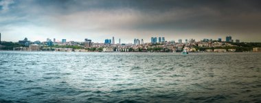 Arka planda şehir manzarası ile Deniz
