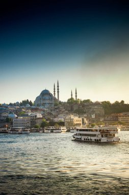Arka planda Süleymaniye Camii ile denize feribot