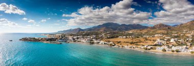 Kıyı kasabası ve dağ