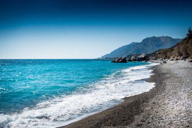 Berrak gökyüzüne karşı plaj