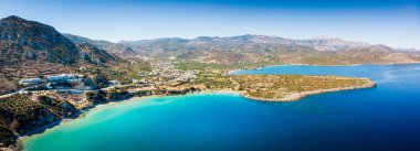 Gökyüzüne karşı deniz manzarası ve dağ