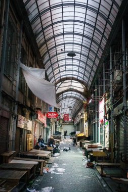 Sokaktaki büyük eski pazar gece kapandı.