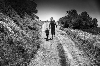 Toprak yolda oğlu ile anne