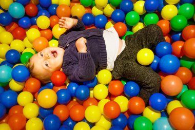 Top çukurunda oynayan çocuk