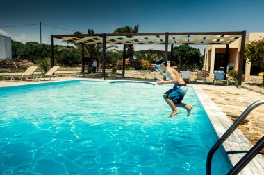 Çocuk Yüzme Havuzu atlama