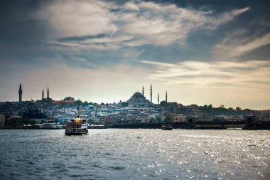 Arka planda Süleymaniye Camii ile denize feribot