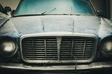 Garajda eski paslı araba kaputunun ön görünümü