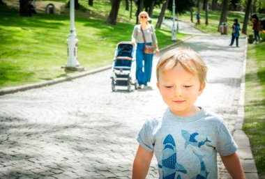 Anne parkta oynarken onun bebek erkek izliyor 