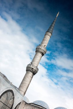 Gökyüzüne karşı minare
