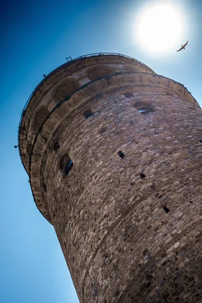 Sol brillando sobre la torre de Galata en la ciudad de Estambul — Foto de Stock