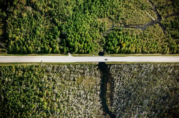 Дорога среди зеленого ландшафта — стоковое фото