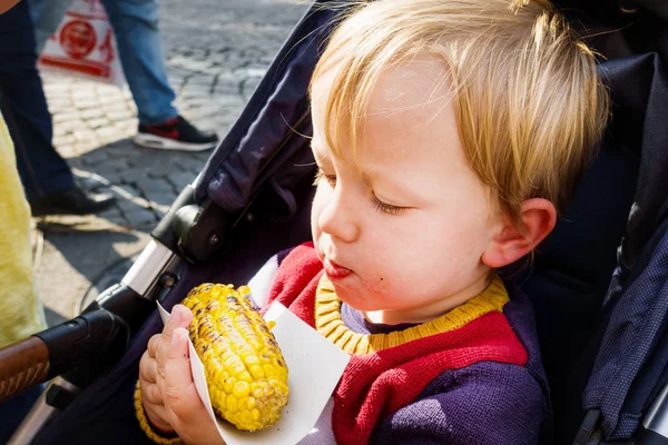 Pojken äta majs — Stockfoto