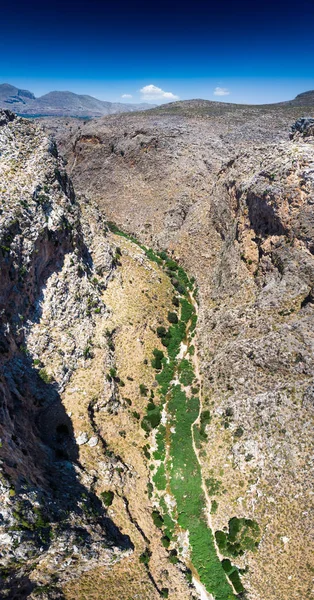 Hluboký úzký skalnatý povrch horské krajiny na Krétě — Stock fotografie