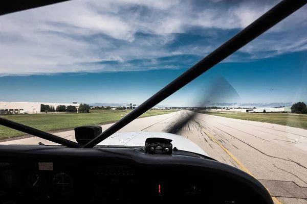 Avião em pista — Fotografia de Stock