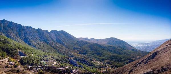 Paisaje de montaña contra cielo — Foto de Stock