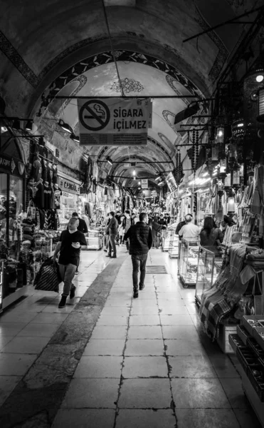 Shoppers in de grote bazaar — Stockfoto