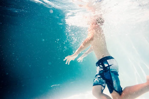 Jongen zwemmen onder water — Stockfoto