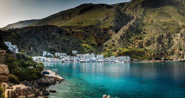 Puerto y montaña en la bahía de las islas griegas — Foto de Stock