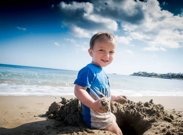 Chłopiec gry z piasku na plaży — Zdjęcie stockowe