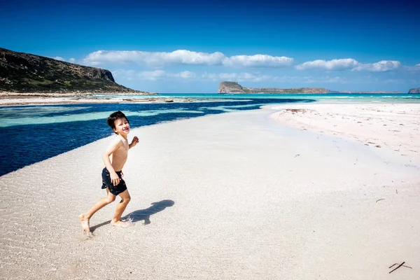 Portret van jongen in zwembroeken op het strand — Stockfoto