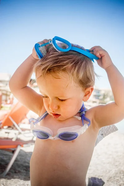 Baby Boy noszenia gogle pływackie — Zdjęcie stockowe