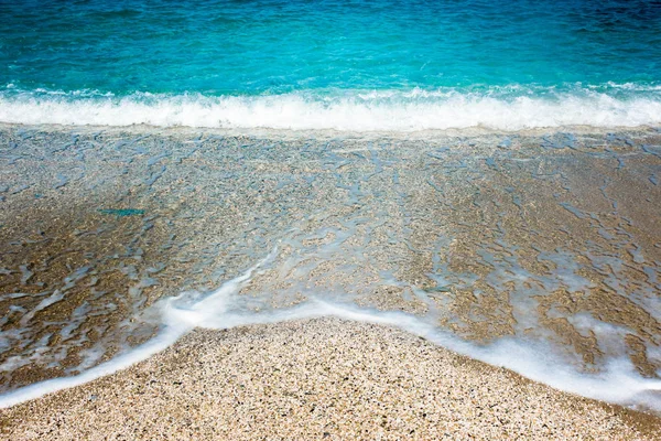 Wellen des Meeres brechen über Sand — Stockfoto