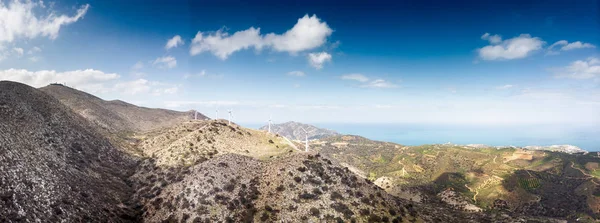 Montañas con molinos de viento contra el cielo — Foto de Stock