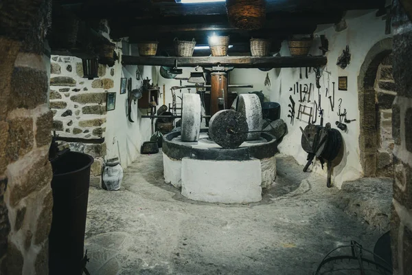 Im Inneren der historischen Scheune und des alten, altmodischen Werkzeugs im Bauernhaus — Stockfoto