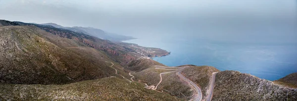 Vista panorámica del paisaje de montaña por mar en las islas de Creta en — Foto de Stock