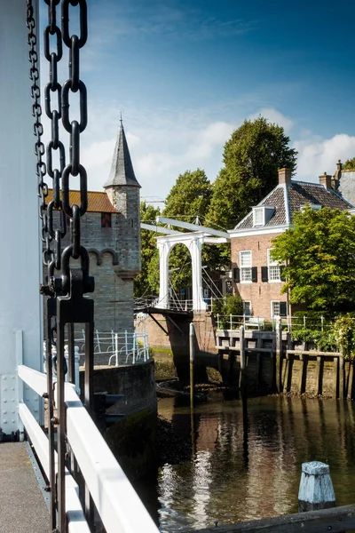Kanal und historische Zugbrücke — Stockfoto